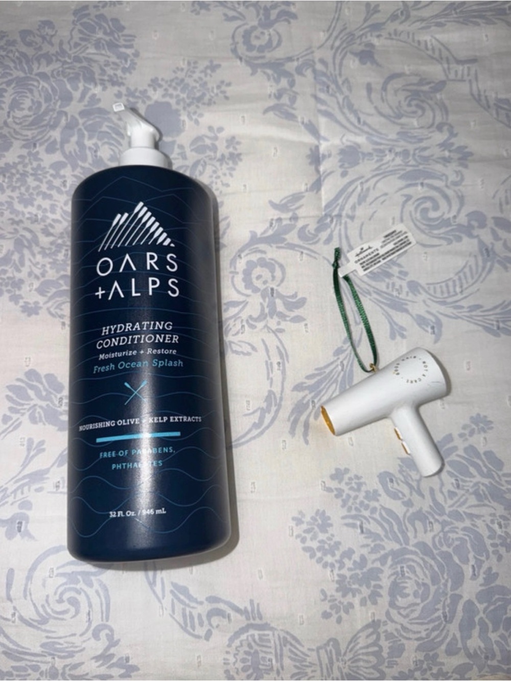Oars + Alps Hydrating Conditioner with Hallmark Ornament